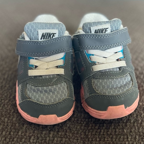 Nike Toddler size 5c Sneakers 🩶 Gray 🩷 Pink - Picture 1 of 4